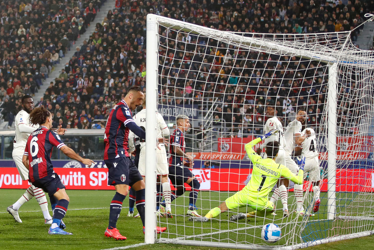 Ibrahimovic kiến tạo, đốt lưới nhà và ghi bàn giải cứu Milan trong cùng 1 trận đấu - Ảnh 2