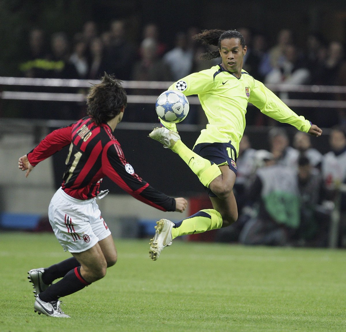 Top 10 chuyên gia khống chế bóng đỉnh cao nhất thế giới: Ronaldinho cũng phải ngả mũ trước số 1 - Ảnh 7