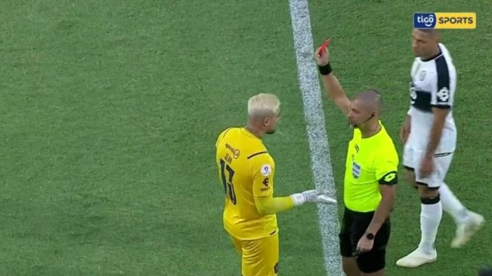 Đắng lòng với chiếc thẻ đỏ kỳ lạ nhất thế giới bóng đá: Chưa vào sân đã bị đuổi - Ảnh 1