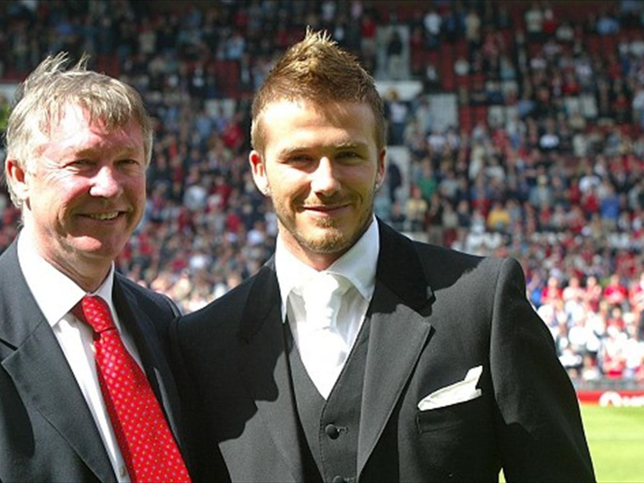 David Beckham nhận vinh dự đặc biệt, sánh vai với thầy cũ Sir Alex Ferguson - Ảnh 1
