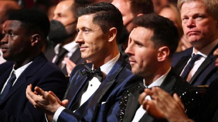 Khẳng định mình giỏi hơn Messi và Ronaldo, Lewandowski nhận giải thưởng an ủi ở năm 2021 - Ảnh 1