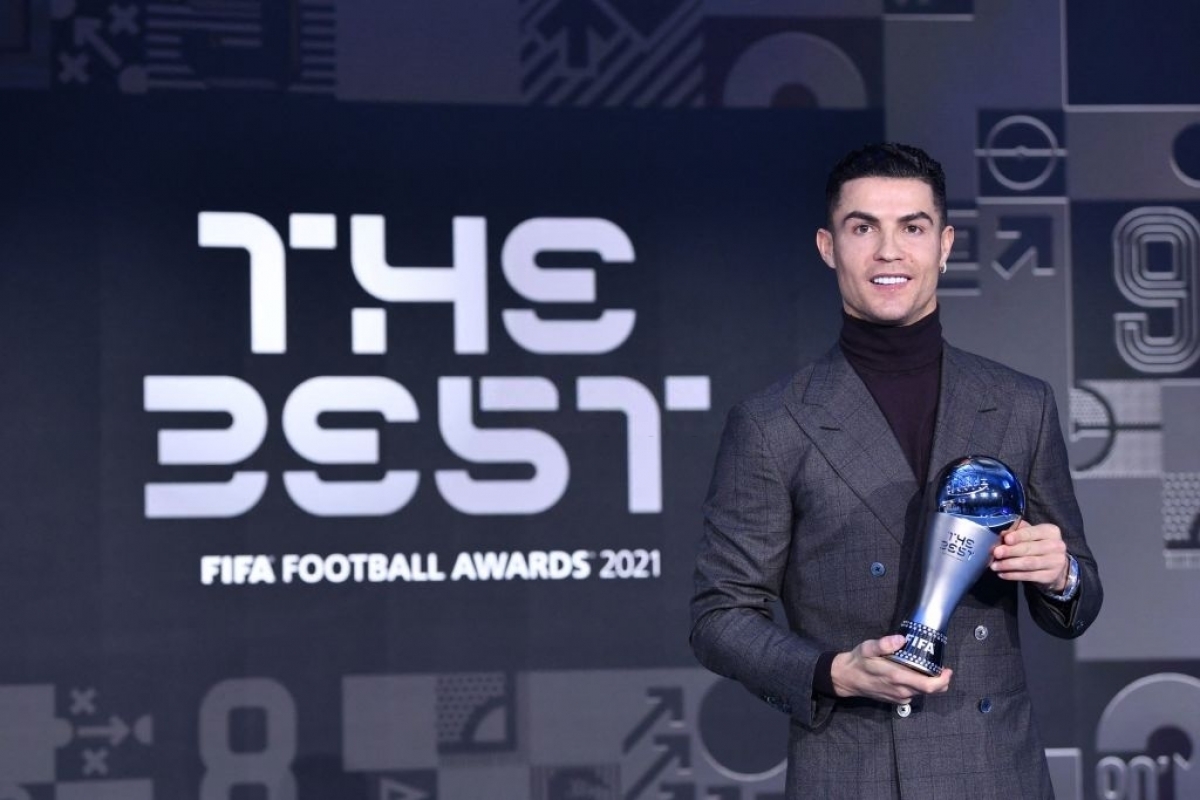 Vượt xa Messi và Lewandowski, Ronaldo đoạt 'giải thưởng đặc biệt' của FIFA - Ảnh 2