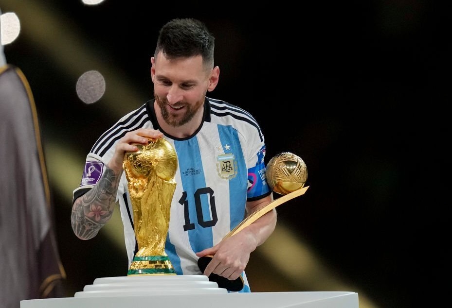 Messi sung sướng tột độ với cúp vàng World Cup, hé lộ khả năng chia tay Argentina - Ảnh 1