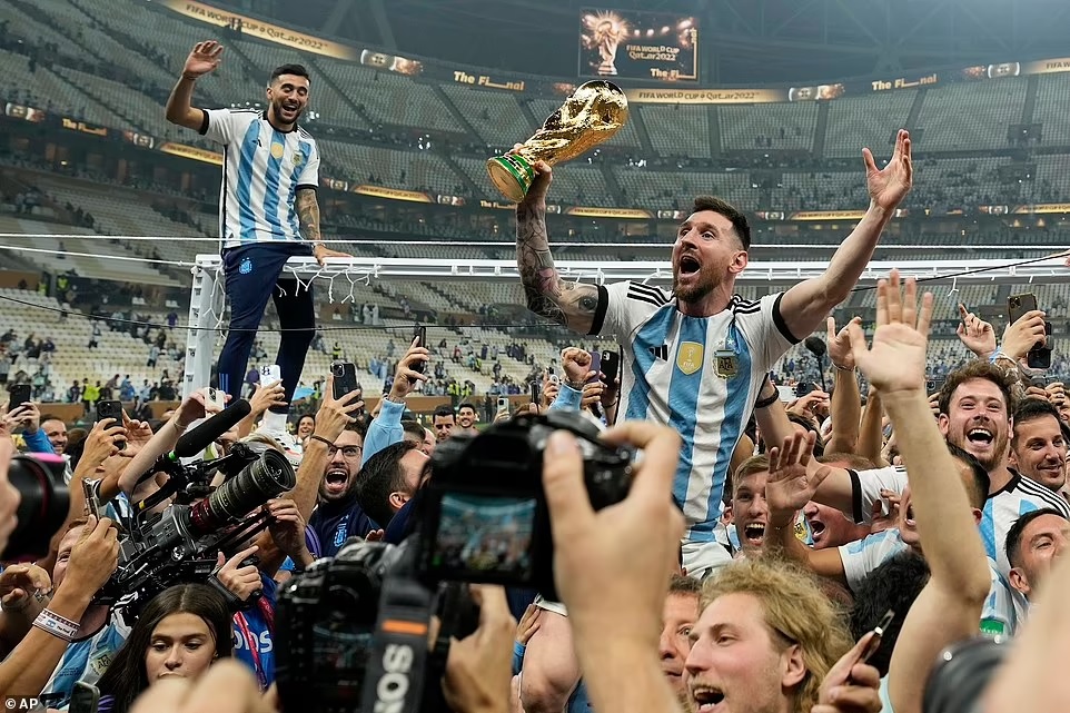 Messi sung sướng tột độ với cúp vàng World Cup, hé lộ khả năng chia tay Argentina - Ảnh 2