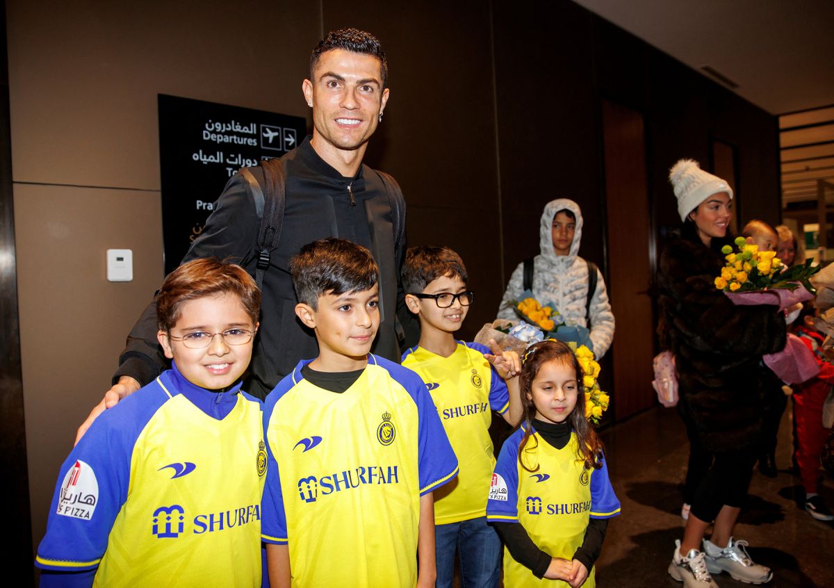 HLV Al Nassr muốn chiêu mộ Messi hơn là Ronaldo - Ảnh 2