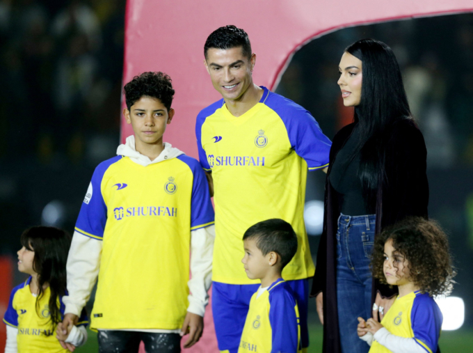 Ronaldo bỏ về giữa chừng trong lần đầu dự khán trận đấu của Al Nassr - Ảnh 1
