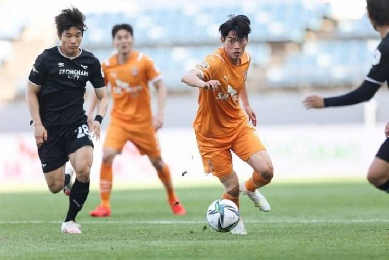 Soi kèo hiệp 1 Jeju United vs Seongnam, 17h30 ngày 2/8