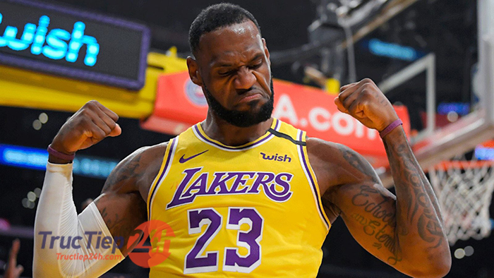 LeBron James thi đấu trong màu áo của Los Angeles Lakers