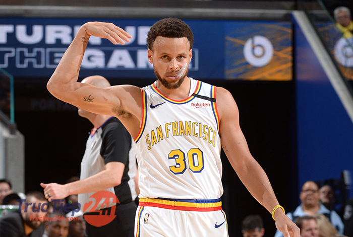 Stephen Curry thi đấu trong màu áo của Golden State Warriors