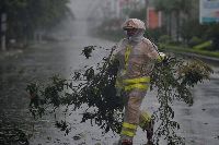 NÓNG: Bão cấp 8 Sơn Tinh ập vào biển Đông