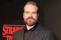 David Harbour xuất hiện đình đám trong poster phim Hellboy