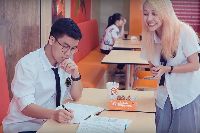 Hậu Hoàng lại gây bão với