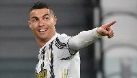 Xé lưới AS Roma, Cristiano Ronaldo chạm mốc 300 bàn ở tuổi ‘băm’