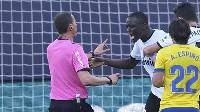 Cầu thủ Valencia bỏ thi đấu để phản đối phân biệt chủng tộc