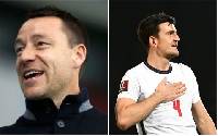 Terry chúc mừng Maguire vì kỷ lục cho tuyển Anh, nhân tiện ᴄà ᴋʜịᴀ Roy Keane