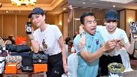 Nữ trưởng đoàn Thái Lan chơi lớn, động viên tinh thần cầu thủ trước trận đấu với Việt Nam