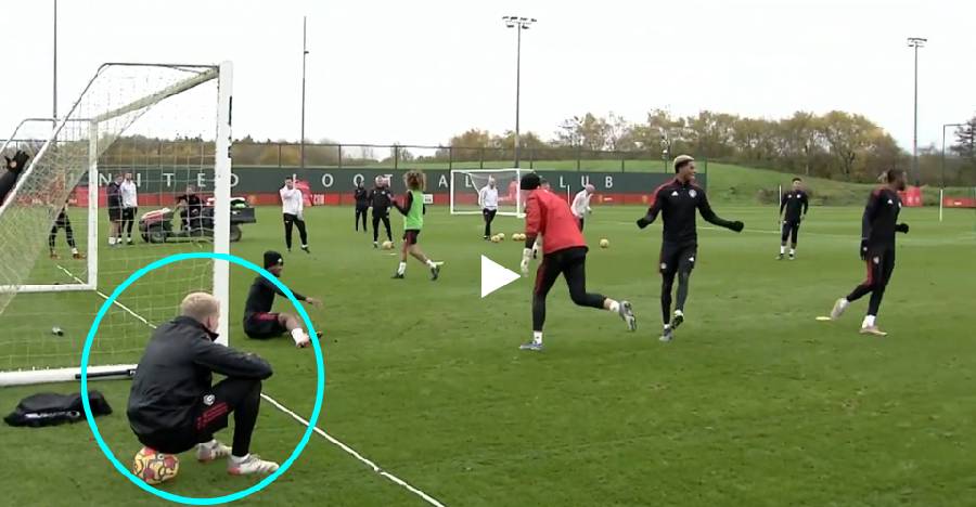 VIDEO : Sancho và Rashford thể hiện đẳɴɢ ᴄấᴘ ᴛʜượɴɢ ᴛʜừᴀ trên sân tập, Van de Beek ngồi bên ngoài theo dõi